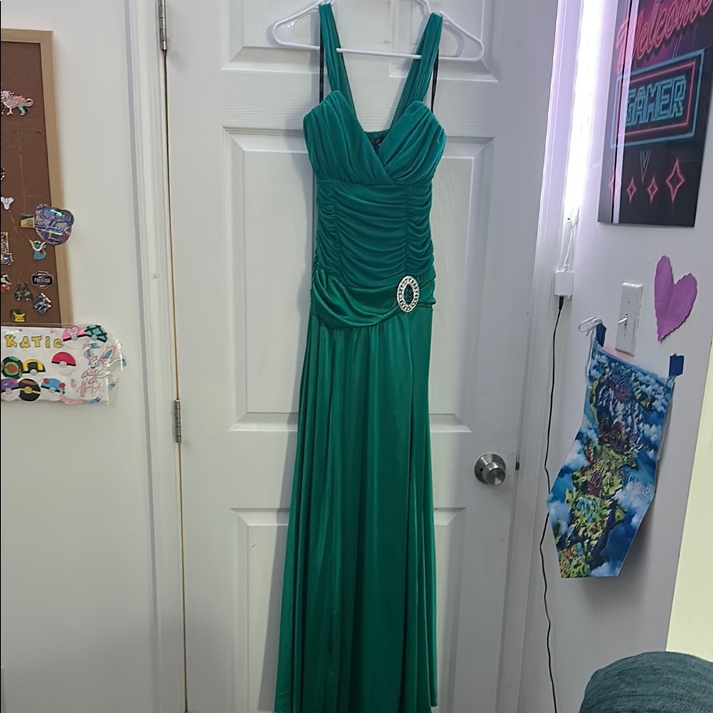 XOXO Emerald Green Prom Dress – Ruched Formal Gown w/ Rhinestone Brooch
